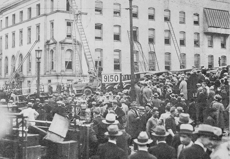 Crowd outside of the hospital during a poisonous gas incident
